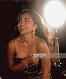 Anousha Instagram - . “First they ignore you. Then they laugh at you. Then they fight you. THEN YOU WIN” ~Gandhi A dreamy night with my @onyourkneesseries team on the red carpet. I feel beyond grateful to be a part of this project. To work with the talented @eimanne our director/writer and the team that she gathered to creat magic together. ___________________________________________ به عكس هاي فرش قرمز سريال كه @onyourkneesseries كه تازگي دارم توش بازي ميكنم نگاه ميكردم. ياد ٥ سال پيش افتادم. كه از كجا شروع كردم. كه با يك ماشين قديمي قراضه زدم به جاده كه تاحالا توش يك بار هم رانندگي نكرده بودم اومدم به يك شهري كه هيچ ازش نميدونم تا در پر رقابت ترين حرفه دنيا در شهري كه ميليون ها ادم توش ميخوان بازيگري كنن كار كنم. هيچي نداشتم. هيچ چيزي بلد نبودم. هيچ كسي رو نميشناختم. هيچ پارتي نداشتم. اصلا نميدونستم از كجا و چطوري بايد ورود بزنم. هيچ از سيستم و صنعت هالييود نميدونستم. فقط دو تا چيز داشتم: اميد و كنجكاوي اين دو گنج رو در درونم جوري نهادينه كردم كه هيچ ترسي بر من سوار نشه. و الان اين عكس ها رو با شما قسمت ميكنم. روياهاي كه براي من رويا نبود و هدف بود و حال زندگيشون ميكنم. 🤲🏼🌅 ___________________________________________ #actor #actorslife🎬 #gettyimages #تازه_شروع_ماجراست