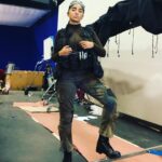 Anousha Instagram – .
🎥
Call of duty 
It was a pleasure working with this amazing cast and crew.

What an awesome fun and exciting day it was.
🕹 @callofduty 
💥@saweetie 
💥@swaelee 
💥ds17_fg 
💥@mookiebetts 
💥@kaito 
💥@gibsonhazard 🙌🏼
____________________________________
يكي از استادهاي بازيگريم توي تهران حالش ازم بهم ميخورد. ميدونيد چرا؟ چون مسخش نشده بودم. چون فريب بازي كثيفي كه با نيمي از زن هاي كلاس راه انداخته بود نخورده بودم. #يكي از كاراش اين بود كه اخر كلاس همه زن ها رو با قصه گويي هاش به گريه بندازه، خودش رو يك ادم قابل اعتماد جلوه بده كه متاسفانه خيلي ها هم گول اين بازي رو ميخوردن و واقعا غيرحرفه اي ترين  حركت هاي كه تا به امروز ديدم توي اون كلاس بود. ديگه واضح بود براي همه بچه هاي كلاس كه ازم بدش مياد. در واقع دنبال هر بهانه اي مسخره اي ميگشت كه منو تحقير كنه، پايين بياره، به اتود هايي كه ميزدم بي تفاوت خودش رو نشون بده و از كلاس بندازه منو بيرون. منم هيچ بهانه اي دستش نميدادم، البته يك بار بالاخره موفق شد. دستور هم داد كه بايد برم توي دفترش عذرخواهي كنم كه دوباره بتونم برم سر كلاس. مي پرسيد خوب چرا كلاساشو ميرفتي چون توي موسسه اي كه ثبتنام كرده بودم پول كلاساي اين شخص هم داده بودم و براي مدرك اون موسسه بايد همه ي كلاس ها رو پاس ميشدم. اخرين ماه كلاس وقتي فهميد ميخوام مهاجرت كنم. چه هدف هاي بزرگي در سر دارم  صدام كرد توي دفترش همين جور كه دهنش پر بود از ناهاري كه داشت ميخورد تك تك اين جملات رو بهم گفت: ميبيني شرايط افغاني ها توي كشورمون رو؟توهم دقيقا همين ميشي اونور. كسي نگاتم نميكنه!!به امثال تو فكر ميكنم اونجا ميگن كاكاسياه!!دست از پا درازتر برميگردي فقط پول مامان باباتو خرج ميكني. 
١٧ سالم بود.حالم خراب شد.توي دلم رو خالي كرد ترس به جونم انداخت.ولي دوام حس حرف هاي تخيليش توي تنم يك روز بود.امروز سر فيلمبرداري هاي ميرم توي هاليوود با بزرگترين ستاره هاي امريكا. با حرفه اي ترين ها كار ميكنم.
توي اين پروژه  بغل دست كسي مثل @mookiebetts مي ايستم و پول يك روز كاري براي تبليغ هاي رو ميگيرم كه پول يك سال زندگيم هست. بر ميگردم به اون دهان پر از غذا و حرف هاي كثيف #نژادپرستانه فكر ميكنم و به خودم افتخار ميكنم كه برام عشق به خودم، انسانيت، هدفهام والاتر از هرچيزيست. هرچيزي. 
تازه اين اول كاره. تازه من جا افتادم. تازه جاده رو خوب ياد گرفتم براي #تاختن. بچرخ تا بچرخيم🌪