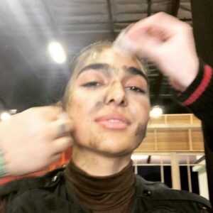 Anousha Instagram - .
🎥
Call of duty 
It was a pleasure working with this amazing cast and crew.

What an awesome fun and exciting day it was.
🕹 @callofduty 
💥@saweetie 
💥@swaelee 
💥ds17_fg 
💥@mookiebetts 
💥@kaito 
💥@gibsonhazard 🙌🏼
____________________________________
يكي از استادهاي بازيگريم توي تهران حالش ازم بهم ميخورد. ميدونيد چرا؟ چون مسخش نشده بودم. چون فريب بازي كثيفي كه با نيمي از زن هاي كلاس راه انداخته بود نخورده بودم. #يكي از كاراش اين بود كه اخر كلاس همه زن ها رو با قصه گويي هاش به گريه بندازه، خودش رو يك ادم قابل اعتماد جلوه بده كه متاسفانه خيلي ها هم گول اين بازي رو ميخوردن و واقعا غيرحرفه اي ترين  حركت هاي كه تا به امروز ديدم توي اون كلاس بود. ديگه واضح بود براي همه بچه هاي كلاس كه ازم بدش مياد. در واقع دنبال هر بهانه اي مسخره اي ميگشت كه منو تحقير كنه، پايين بياره، به اتود هايي كه ميزدم بي تفاوت خودش رو نشون بده و از كلاس بندازه منو بيرون. منم هيچ بهانه اي دستش نميدادم، البته يك بار بالاخره موفق شد. دستور هم داد كه بايد برم توي دفترش عذرخواهي كنم كه دوباره بتونم برم سر كلاس. مي پرسيد خوب چرا كلاساشو ميرفتي چون توي موسسه اي كه ثبتنام كرده بودم پول كلاساي اين شخص هم داده بودم و براي مدرك اون موسسه بايد همه ي كلاس ها رو پاس ميشدم. اخرين ماه كلاس وقتي فهميد ميخوام مهاجرت كنم. چه هدف هاي بزرگي در سر دارم  صدام كرد توي دفترش همين جور كه دهنش پر بود از ناهاري كه داشت ميخورد تك تك اين جملات رو بهم گفت: ميبيني شرايط افغاني ها توي كشورمون رو؟توهم دقيقا همين ميشي اونور. كسي نگاتم نميكنه!!به امثال تو فكر ميكنم اونجا ميگن كاكاسياه!!دست از پا درازتر برميگردي فقط پول مامان باباتو خرج ميكني. 
١٧ سالم بود.حالم خراب شد.توي دلم رو خالي كرد ترس به جونم انداخت.ولي دوام حس حرف هاي تخيليش توي تنم يك روز بود.امروز سر فيلمبرداري هاي ميرم توي هاليوود با بزرگترين ستاره هاي امريكا. با حرفه اي ترين ها كار ميكنم.
توي اين پروژه  بغل دست كسي مثل @mookiebetts مي ايستم و پول يك روز كاري براي تبليغ هاي رو ميگيرم كه پول يك سال زندگيم هست. بر ميگردم به اون دهان پر از غذا و حرف هاي كثيف #نژادپرستانه فكر ميكنم و به خودم افتخار ميكنم كه برام عشق به خودم، انسانيت، هدفهام والاتر از هرچيزيست. هرچيزي. 
تازه اين اول كاره. تازه من جا افتادم. تازه جاده رو خوب ياد گرفتم براي #تاختن. بچرخ تا بچرخيم🌪