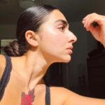 Anousha Instagram - . هر چه در فهم تو ايد ان بود مفهوم تو ببين ديگه همه سوپر استارها همه عمل كردن صورتشون رو . ببين صورت و هيكل اين مدل ها رو اخه . نميخواي بيني تو عمل كني؟ لب بالات يكم فيلر بزني خيلي خوب ميشي! ابرو تو بردار !پوستت بايد بهش رسيدگي بشه ! اگه يكم چاق كني اگه يكم لاغر كني اگه يكم اين يكم اون شد كه انقدر غرق در اين 'حمله هاي' ريز و زير پوستي به هم شديم كه به مراتب تبديل شديم به ماشين هاي تخريب اعتماد انسان ها، اول داغون كردن خودمون و بعد ديگران. جمله تهوع اور "استانداردهاي زيباي جهاني" تكرار ميكنيم و روش مانور ميديم كه براي رسيدن به اين استاندارد ها بايد از هزاران فيلتر رد شي. ولي نميدونيم براي سلامت ذهن، براي ارامش بايد از چه فيلتر هايي رد شد - نه اون كه مهم نيست.. خوب ميدونيم استاندارد هاي زيباي چي هست ولي حرمت نفس كيلويي چند؟ به هم ديگه ياداوري ميكنيم كه چه چيزهاي جز زيبايي هاي دنيا حساب ميشه ولي ياداوري كردن كه 'باور به خود' اصل همه چيز هست مفت نمي ارزه.. پرسيديم كه كي اين استاندارد ها رو تايين كرده؟ نه مهم نيست ولي اين حجم از توجه، پول، انرژي، توان و زندگي بايد خرجش بشه. اينكه من تشويقت كنم كه ايني كه هستي كامل و كافي نيست يك مشكل در اين طبيعت وجودت پيدا كن - خودتم پيدا نميكني من برات پيدا ميكنم حالا برو خودتو شكل بقيه كن خيلي نرمال ولي اينكه بيا دستت و بده به من بيا زخم هايمان رو با هم قسمت كنيم كه شايد مرحمي براي دل همديگر باشيم پيشانيت را به پيشنيم بچسبان بيا با هم نفسي عميق بكشيم و بخشش رو تمرين كنيم كار خنده دار و بس عبوس ارزش ها جا به جا شدن. ارظش ها هيچ وقت در جاي خود ننشستند ارذش ها خار شدن ارزش ها شايد اگر با ض ظ ذ ديگري شكل بگيرن توجه اي بهشون بشه و اين شروع و اخر اين ماجراي تلخ باشه. شايد. هر چه در فهم تو ايد ان بود مفهوم تو خلاصه كه اگر اين شعر عطار نبود نميدونم در مقابل اين حجم هدر رفته زندگي اين بخش كه در شبكه هاي اجتماعي “””پررنگ ترين هست دوام مياوردم يا نه. ميخوايد بدونيد كيفيت رابطه هايي كه داريد چطور است؟ به سوال ها دقت كنيد. سوال هايي كه ادم ها ازتون ميپرسن نوع كيفيت اون رابطه رو تايين ميكنه. سوال ها به چالش ميكشن ما رو. به چالش هايي كه بهشون كشيده ميشيد دقت كنيد.
