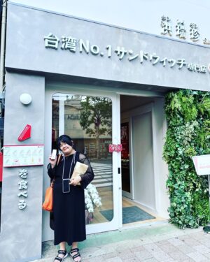 Anri Instagram - 本日のコーデ

「給食の時間に見に行くわね。」参観日のお母さん。

ワンピース　GU
サンダル　オニツカタイガー
かばん　FURLA
ネックレス　H&M

お供
台湾サンドイッチ
中国茶

#台湾サンドイッチ
#本日のコーデとお供 
#コーデ
#婚活 
#高田馬場グルメ