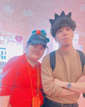 Anri Instagram - 後輩の定点計画とサンリオピューロランド行って写真撮ったら、全員のお母さんみたいになっちゃって２ショット禁止にしました！
しっかり話したのは初めてだったけど、さいぞう君と箱ちゃんとは同い年、みべ君は一個上で同世代でした。
それを知った上でもう一度写真を見ないでください！

#ぼる塾
#定点計画
#神保町よしもと漫才劇場