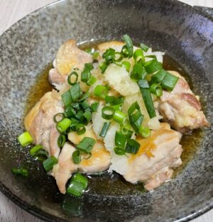 Anri Instagram - ○鶏肉のみぞれ煮
○大根ときゅうりの和風マヨサラダ

みぞれ煮は煮とはいいつつ、一切煮込みなしの焼いた鶏肉にめんつゆとカンタン酢を混ぜたものをかけただけ！！
簡単なのに最強の味！！

なんか味がパッとしなかった大根ときゅうりのサラダにかつお節と海苔かけたら味が締まりました！！

#料理 
#婚活
#未来の旦那様へお先にいただきます 
#ぼる塾