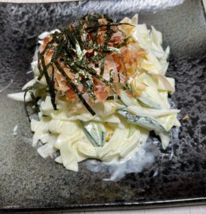 Anri Instagram - ○鶏肉のみぞれ煮
○大根ときゅうりの和風マヨサラダ

みぞれ煮は煮とはいいつつ、一切煮込みなしの焼いた鶏肉にめんつゆとカンタン酢を混ぜたものをかけただけ！！
簡単なのに最強の味！！

なんか味がパッとしなかった大根ときゅうりのサラダにかつお節と海苔かけたら味が締まりました！！

#料理 
#婚活
#未来の旦那様へお先にいただきます 
#ぼる塾