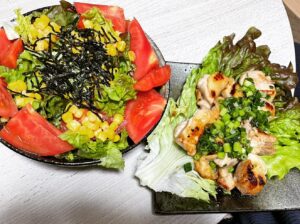 Anri Instagram - ○叙々苑の野菜のタレを購入記念サラダ
○チキンのネギ塩レモン焼き

本日の夕飯。
叙々苑の野菜のタレが美味しすぎて…(ただしかけすぎ注意)
チキンのネギ塩レモン焼きは安定の味。

#料理
#婚活
#未来の旦那様へお先にいただきます 
#ぼる塾