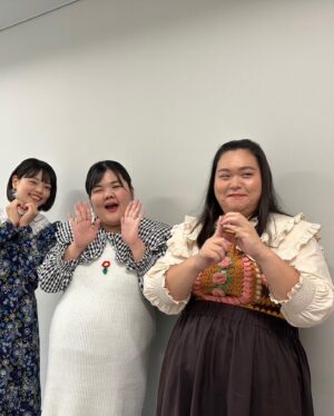 Anri Instagram - 最近お気に入りの衣装たち。
秋終わってほしくないなあ。

◎ぐるなびPR

はるちゃん
@kiriyaharuka 
onepiece: @manoushjapan 

あんりさん
@f_y_e_b 
tops: @asknowas_olaca 
skirt: @topofthehill_shimokitazawa 

田辺さん
@chikaxxsweet 

accessory: @kiki2_clothing 

◎ラヴィット

はるちゃん
@kiriyaharuka 
tops: @manoushjapan

あんりさん
@f_y_e_b 
tops: @flamingo_2nd 

田辺さん
@chikaxxsweet 
cardigan,skirt: @asknowas_olaca 

accessory: @kiki2_clothing

◎ダウンタウンDX

はるちゃん
@kiriyaharuka 
onepiece: @aileen_by_groggrog_vintage

あんりさん
@f_y_e_b 
onepiece: @lanan_select 

田辺さん
@chikaxxsweet 
knit best: @manoushjapan 

accessory: @kiki2_clothing