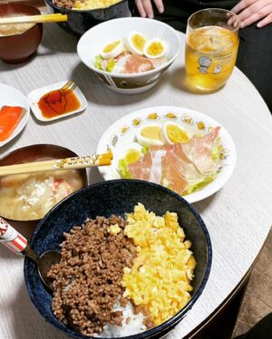 Anri Instagram - カニをいただいて、久々の自炊！！

カニの味噌汁
そぼろ丼
生ハムサラダ
サーモン

同居人のたかぴん、いっぱいおかわりしてくれました！！

#料理
#未来の旦那様へお先にいただきます 
#ぼる塾 
#ピンタンパン 
#たかぴんアラモード