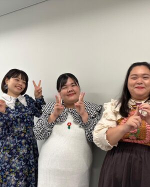 Anri Instagram - 最近お気に入りの衣装たち。
秋終わってほしくないなあ。

◎ぐるなびPR

はるちゃん
@kiriyaharuka 
onepiece: @manoushjapan 

あんりさん
@f_y_e_b 
tops: @asknowas_olaca 
skirt: @topofthehill_shimokitazawa 

田辺さん
@chikaxxsweet 

accessory: @kiki2_clothing 

◎ラヴィット

はるちゃん
@kiriyaharuka 
tops: @manoushjapan

あんりさん
@f_y_e_b 
tops: @flamingo_2nd 

田辺さん
@chikaxxsweet 
cardigan,skirt: @asknowas_olaca 

accessory: @kiki2_clothing

◎ダウンタウンDX

はるちゃん
@kiriyaharuka 
onepiece: @aileen_by_groggrog_vintage

あんりさん
@f_y_e_b 
onepiece: @lanan_select 

田辺さん
@chikaxxsweet 
knit best: @manoushjapan 

accessory: @kiki2_clothing