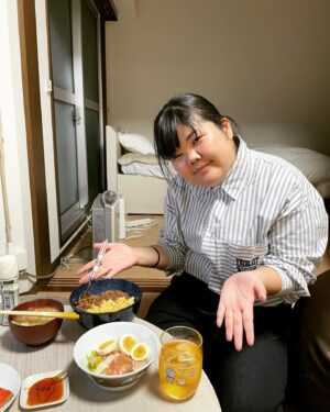 Anri Instagram - カニをいただいて、久々の自炊！！

カニの味噌汁
そぼろ丼
生ハムサラダ
サーモン

同居人のたかぴん、いっぱいおかわりしてくれました！！

#料理
#未来の旦那様へお先にいただきます 
#ぼる塾 
#ピンタンパン 
#たかぴんアラモード