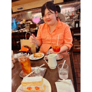 Anri Instagram - ぼる塾の田辺さんとあんりちゃん💙💛

原宿で遊んだよ😙ぶおん

2人ともエネルギーが凄すぎて、このままお空に登って太陽になっちゃうくらい楽しかっった🌞🤙

 #ぼる塾
 #田辺さん
 #あんり