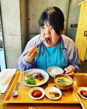 Anri Instagram - 本日のコーデ

深海のお母さん

Tシャツ GAP
シャツ　GU
ズボン　UNIQLO
靴　ニューバランス

お供
セブンイレブンのグリーンスムージー
清喜ひとしなの出汁ステーキ

#清喜ひとしな 
#コーデ
#本日のコーデとお供
#婚活
