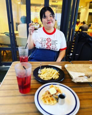 Anri Instagram - 本日のコーデ

ワンチャン卓球強いかも女子

Tシャツ　台湾みやげ
スカート　GU

お供
J.S BURGERS CAFE のワッフルとポテトと紅茶

#本日のコーデとお供 
#コーデ
#婚活
#J.SBURGERSCAFE
