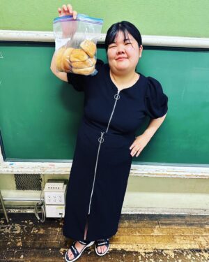 Anri Instagram - 本日のコーデ

アンパンマンの新たな敵

セットアップ　LAVEANGE
靴　オニツカタイガー

お供
田辺さんと分けたコストコのパン
鳥貴族

#本日のコーデとお供 
#コーデ
#鳥貴族
#コストコ
#婚活