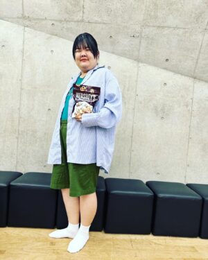 Anri Instagram - 本日のコーデ

食いしん坊少年

シャツ　プニュズ
Tシャツ　GAP
半ズボン　ユニクロ

お供
田辺さんが持ってきたハーシーズ

#本日のコーデとお供 
#コーデ 
#婚活