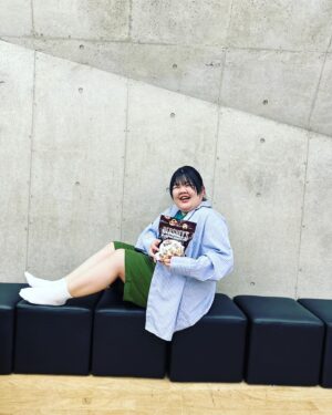 Anri Instagram - 本日のコーデ

食いしん坊少年

シャツ　プニュズ
Tシャツ　GAP
半ズボン　ユニクロ

お供
田辺さんが持ってきたハーシーズ

#本日のコーデとお供 
#コーデ 
#婚活