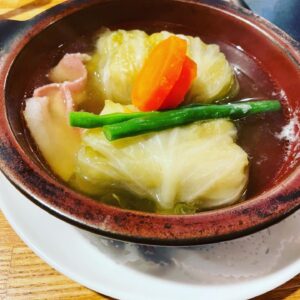 Anri Instagram - 誕生日昼間はお休みもらってお母さんにお祝いしてもらって、つばめグリルのロールキャベツと喫茶店のシャインマスカットと巨峰のショートケーキをいただいて、夜の生配信ではぼる部屋の皆様からもお祝いいただきました！！！
ありがとうございました！！
素敵な一日を過ごせましたよー！