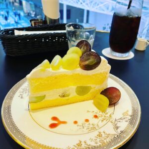 Anri Instagram - 誕生日昼間はお休みもらってお母さんにお祝いしてもらって、つばめグリルのロールキャベツと喫茶店のシャインマスカットと巨峰のショートケーキをいただいて、夜の生配信ではぼる部屋の皆様からもお祝いいただきました！！！
ありがとうございました！！
素敵な一日を過ごせましたよー！