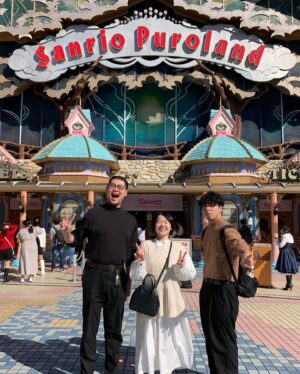 Anri Instagram - 後輩の定点計画とサンリオピューロランド行って写真撮ったら、全員のお母さんみたいになっちゃって２ショット禁止にしました！
しっかり話したのは初めてだったけど、さいぞう君と箱ちゃんとは同い年、みべ君は一個上で同世代でした。
それを知った上でもう一度写真を見ないでください！

#ぼる塾
#定点計画
#神保町よしもと漫才劇場