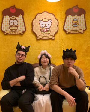 Anri Instagram - 後輩の定点計画とサンリオピューロランド行って写真撮ったら、全員のお母さんみたいになっちゃって２ショット禁止にしました！
しっかり話したのは初めてだったけど、さいぞう君と箱ちゃんとは同い年、みべ君は一個上で同世代でした。
それを知った上でもう一度写真を見ないでください！

#ぼる塾
#定点計画
#神保町よしもと漫才劇場