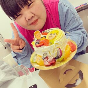 Anri Instagram - 誕生日昼間はお休みもらってお母さんにお祝いしてもらって、つばめグリルのロールキャベツと喫茶店のシャインマスカットと巨峰のショートケーキをいただいて、夜の生配信ではぼる部屋の皆様からもお祝いいただきました！！！
ありがとうございました！！
素敵な一日を過ごせましたよー！