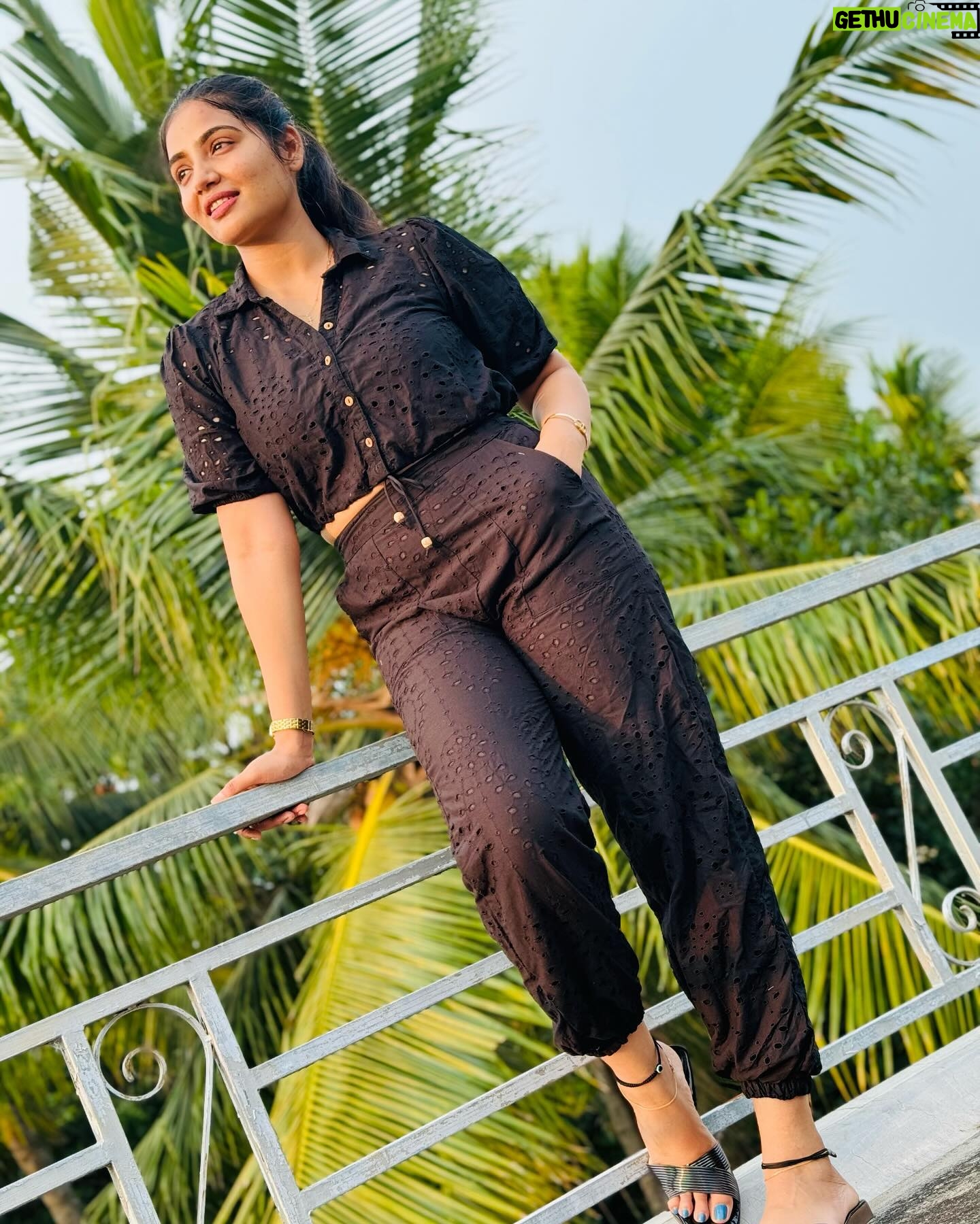Anshita Akbarsha Instagram - Black as the devil, hot as hell, pure as an angel, sweet as love. 📸 @im_asmodeus46 #happy #love #smile #bepositive #behappy