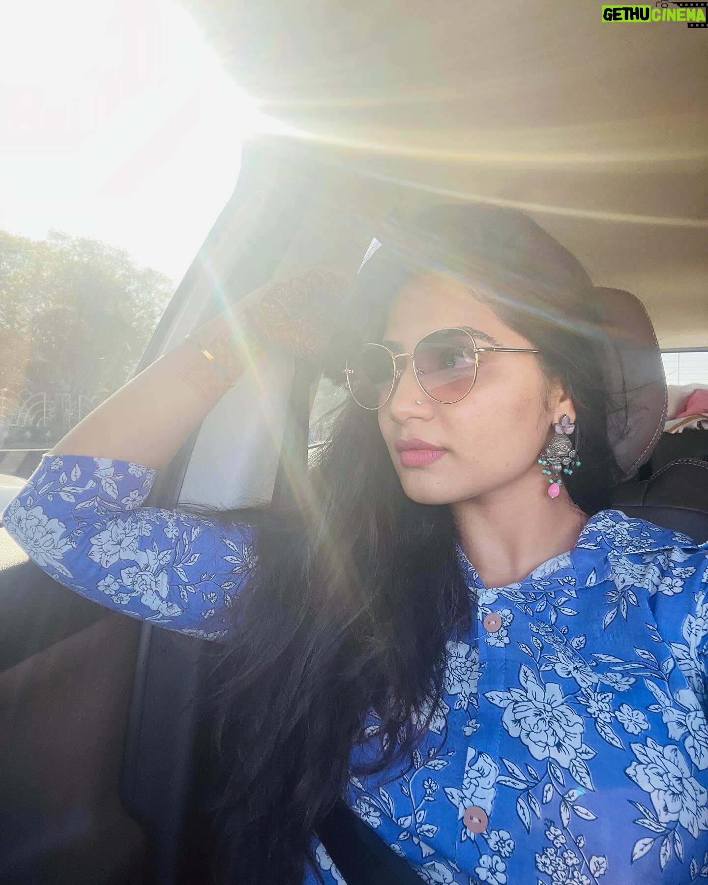 Anshita Akbarsha Instagram - Basking in the golden glow.☀️🧿 #sunkissed #happy #love #bepositive #beloved #smile