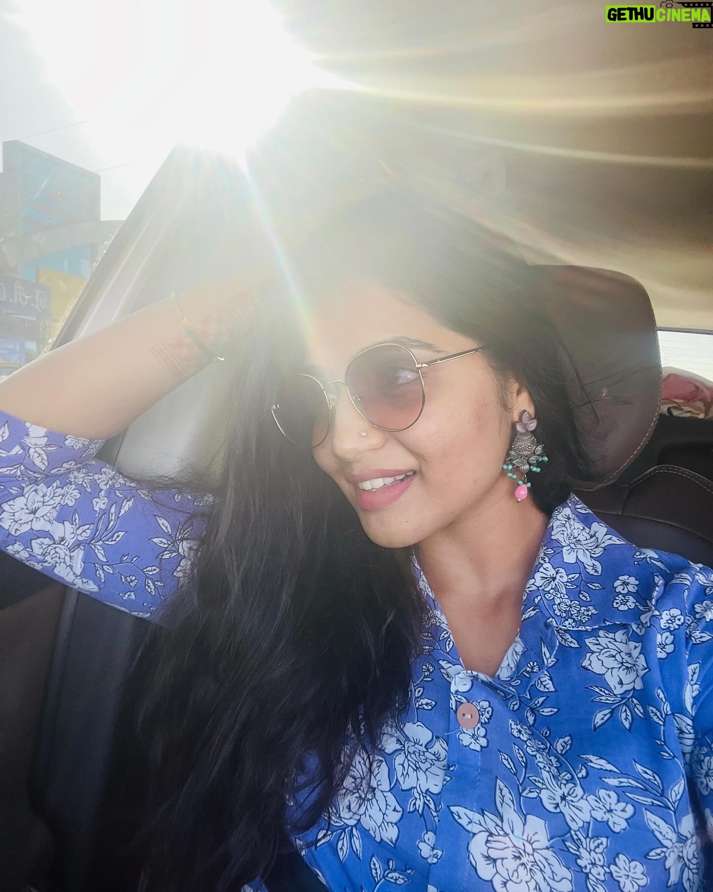 Anshita Akbarsha Instagram - Basking in the golden glow.☀️🧿 #sunkissed #happy #love #bepositive #beloved #smile