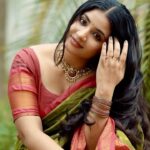 Anshita Akbarsha Instagram – “The only reason why people hold onto memories so tight is because
memories are the only thing that donot change even when people do.”🧿
Saree @sarvatva.chennai 
📸 @iamanoopmohan 
#80ssongstamil #80s #80sfashion #saree #sareelove #happy #love #smile #bepositive