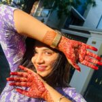 Anshita Akbarsha Instagram - Feeling the sun’s embrace☀️🍂 #love #loveyourself #bepoaitive #positivity #sunkissed #mehandi #anshithaanji #beloved #blessed