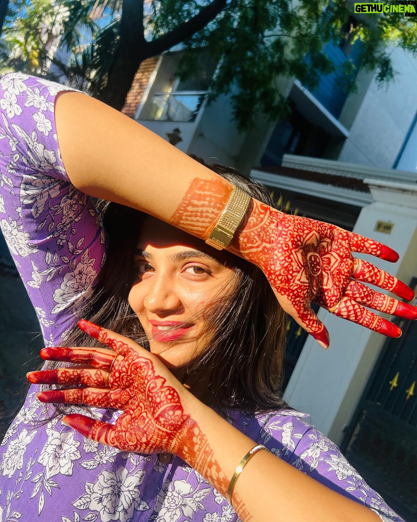 Anshita Akbarsha Instagram - Feeling the sun’s embrace☀️🍂 #love #loveyourself #bepoaitive #positivity #sunkissed #mehandi #anshithaanji #beloved #blessed