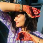 Anshita Akbarsha Instagram - Feeling the sun’s embrace☀️🍂 #love #loveyourself #bepoaitive #positivity #sunkissed #mehandi #anshithaanji #beloved #blessed