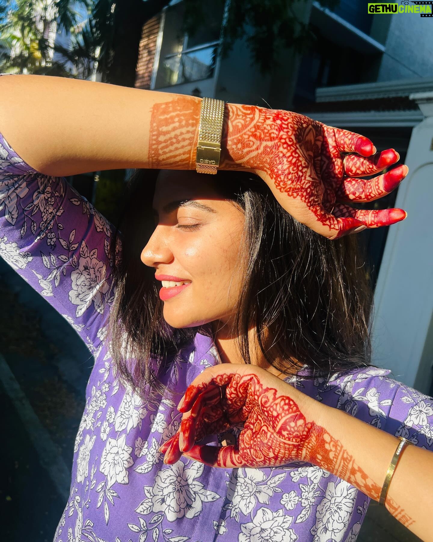 Anshita Akbarsha Instagram - Feeling the sun’s embrace☀️🍂 #love #loveyourself #bepoaitive #positivity #sunkissed #mehandi #anshithaanji #beloved #blessed