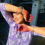 Anshita Akbarsha Instagram - Feeling the sun’s embrace☀️🍂 #love #loveyourself #bepoaitive #positivity #sunkissed #mehandi #anshithaanji #beloved #blessed