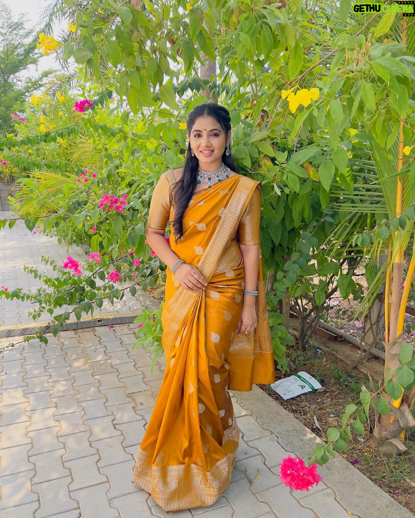 Anshita Akbarsha - 15.2K Likes - Be positive 🧿🤍
Saree @sarvatva.chennai (very beautiful saree 🤍)
Jewellers @new_ideas_fashions
#happy #chellamma #vijaytelevision #chellammamalar #treanding #insta #instagood #post #flyhigh #smile #ornaments #sareelove #saree