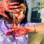 Anshita Akbarsha Instagram – Feeling the sun’s embrace☀️🍂
#love #loveyourself #bepoaitive #positivity #sunkissed #mehandi #anshithaanji #beloved #blessed