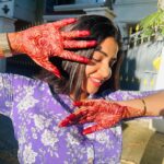 Anshita Akbarsha Instagram - Feeling the sun’s embrace☀️🍂 #love #loveyourself #bepoaitive #positivity #sunkissed #mehandi #anshithaanji #beloved #blessed
