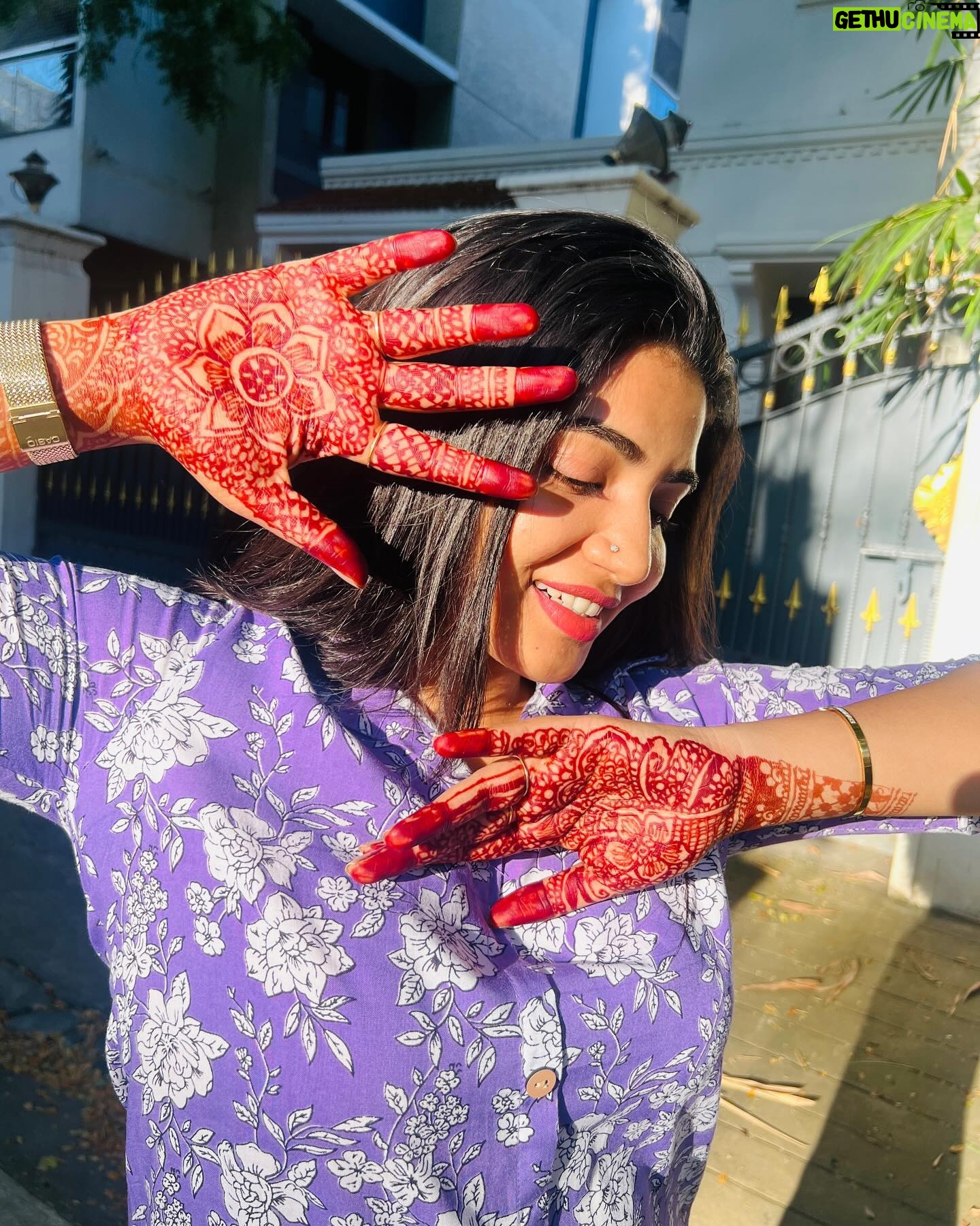 Anshita Akbarsha Instagram - Feeling the sun’s embrace☀️🍂 #love #loveyourself #bepoaitive #positivity #sunkissed #mehandi #anshithaanji #beloved #blessed