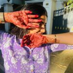 Anshita Akbarsha Instagram - Feeling the sun’s embrace☀️🍂 #love #loveyourself #bepoaitive #positivity #sunkissed #mehandi #anshithaanji #beloved #blessed