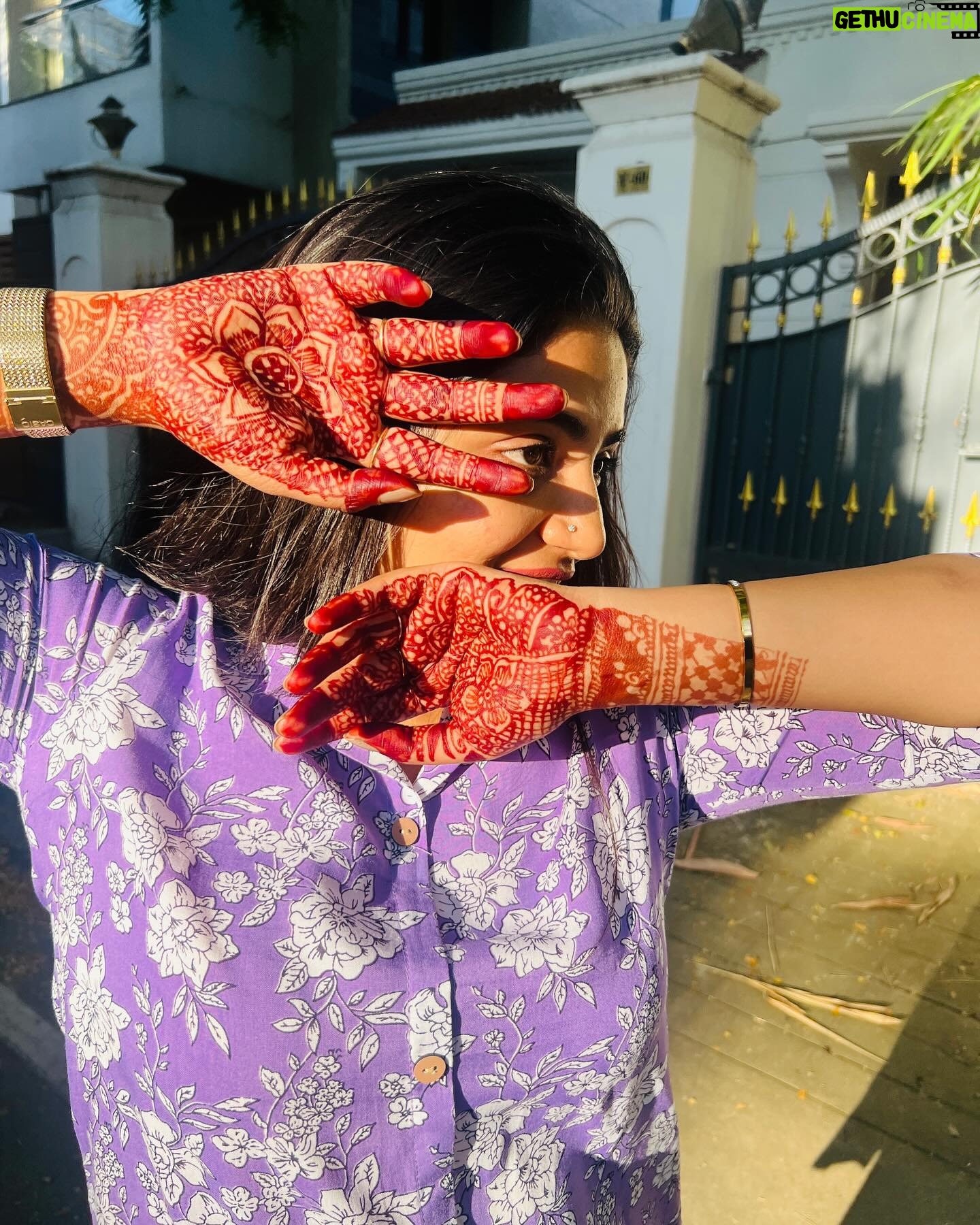 Anshita Akbarsha Instagram - Feeling the sun’s embrace☀️🍂 #love #loveyourself #bepoaitive #positivity #sunkissed #mehandi #anshithaanji #beloved #blessed