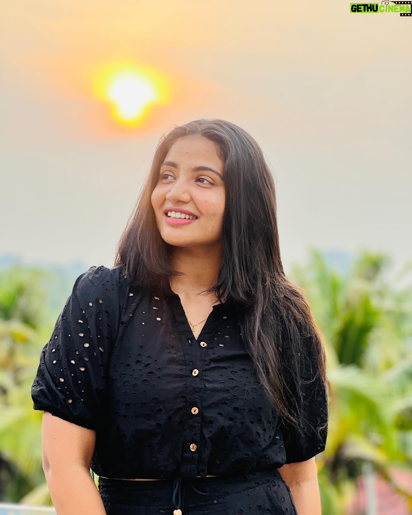 Anshita Akbarsha Instagram - Memories make you🧿break you🍂 #bepositive #belove #behappy #beloved #memories #love #care #spreadlove #positivity