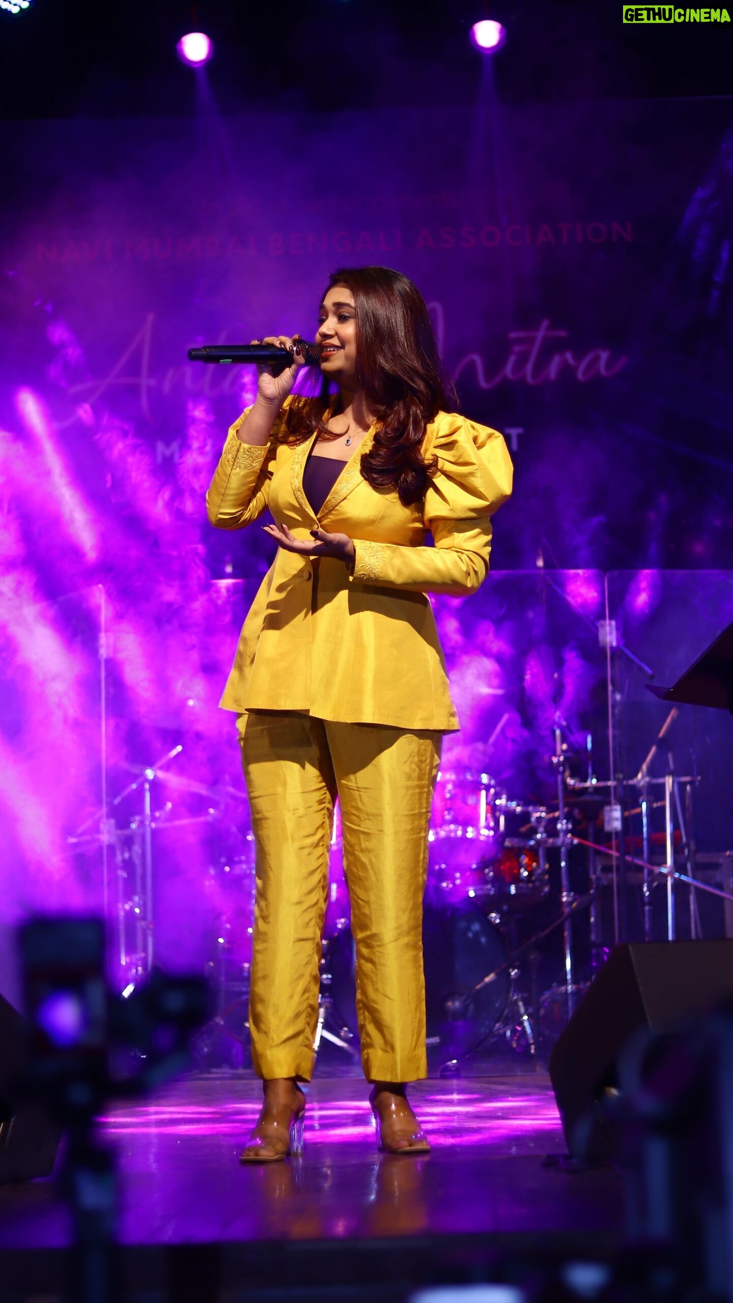 Antara Mitra Instagram - Mumbai gigs are always special!! Also because you don’t have to catch a flight to reach the venue.. a week ago Navi Mumbai Bengali association and I had an evening full of love and laughter 💛
