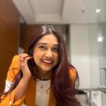 Antara Mitra Instagram – Seasonal fruit 🍊 
Also a smile that not seasonal 

Outfit by – @labelsunantamadaan 

Styled by – @style_by_hetaljogi