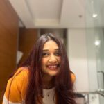 Antara Mitra Instagram – Seasonal fruit 🍊 
Also a smile that not seasonal 

Outfit by – @labelsunantamadaan 

Styled by – @style_by_hetaljogi