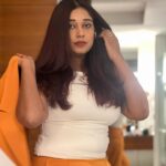 Antara Mitra Instagram – Seasonal fruit 🍊 
Also a smile that not seasonal 

Outfit by – @labelsunantamadaan 

Styled by – @style_by_hetaljogi