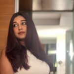 Antara Mitra Instagram – Seasonal fruit 🍊 
Also a smile that not seasonal 

Outfit by – @labelsunantamadaan 

Styled by – @style_by_hetaljogi