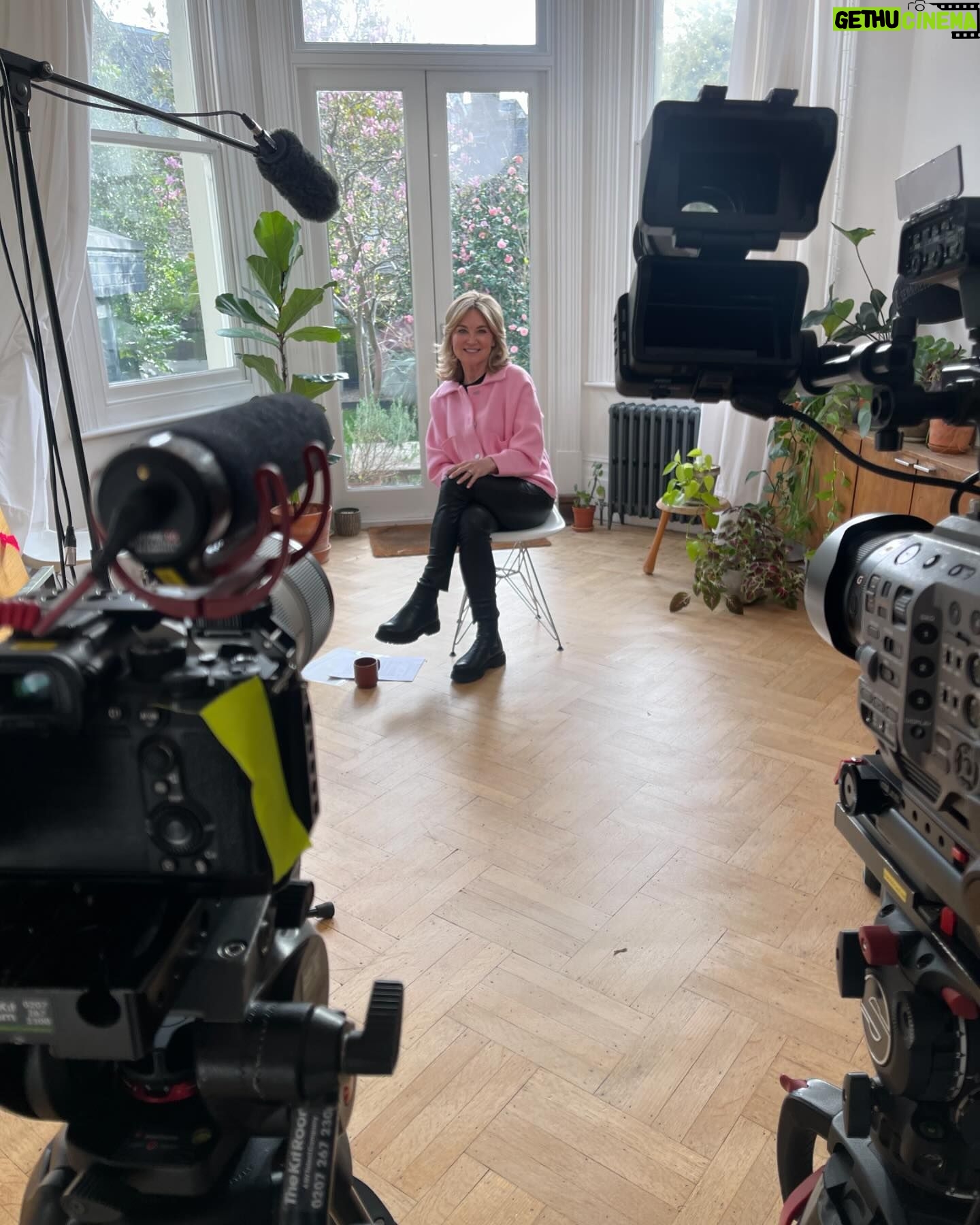 Anthea Turner Instagram - Channel 5 @channel5_tv are talking air fryers tonight in their part series presented by @alexisconran_official I did my little bit to help, while our Kitchen was being renovated my @salteruk air fryer, slow cooker, microwave & kettle became my best friends 👌 In the series, Alexis explores how the air fryer have taken the nation by storm, with one-in-two households now owning one. With the help of chefs and celebrity guests, Alexis introduces recipes that are easy to make and a pleasure to eat. These shows are packed full of tips so if you are a fan you’ll love then. ATM I’ve got the sickness bug going around so to be honest food is low on my list of interest - Anyone else got it and what are you taking? 🤢🤮🤒 I’m hydrating, with water electrolytes and about to eat some toast 😵💫