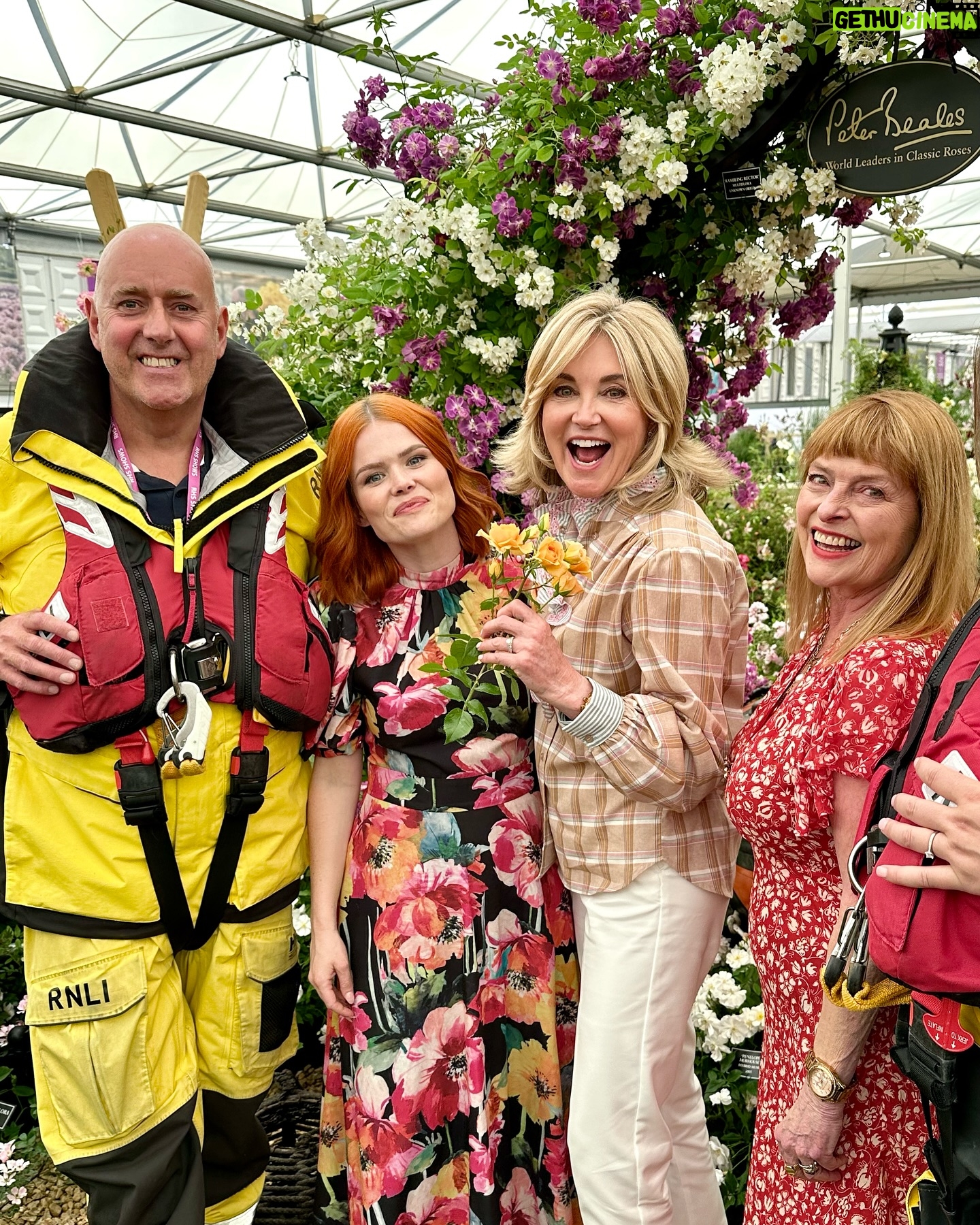 Anthea Turner Instagram - Few pictures here to show you one of my big reasons for popping over to @rhschelsea this year. It was to help champion rose breeder Ian Limmer of @peterbealesroses launch his new baby. This beautiful cluster rose called ‘With Courage’ will help raise ‘hopefully’ around 40k for the @rnli As you know, Blue Peter has a long history of support for the RNLI During my time on the show I took part in many of their training exercises, so many in fact I had my own uniform!! 30 years later I wore it proudly again and for the last time as I’ve donated it compleat with badges to the RNLI Museum in Tenby Pembrokeshire - The place aged 6 with Dad I watched my first launch. It’s not there yet but when it is I’ll feel very proud 😊 Obviously the BP fam were also there to help and just great to be with @lindseyjrussell and @missjanetellis Also a delight to meet another supporter @joannascanlanofficial 🎭 What a team !!🌺🌺🌺🌺
