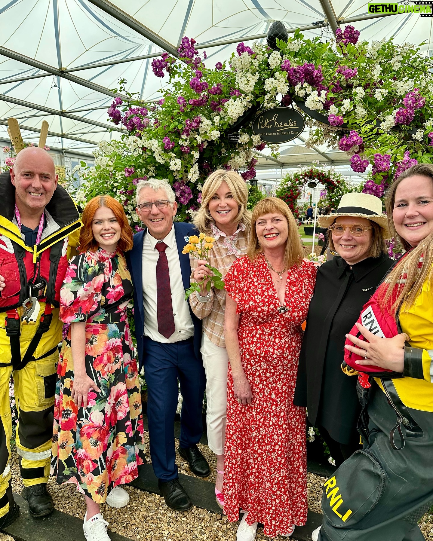 Anthea Turner Instagram - Few pictures here to show you one of my big reasons for popping over to @rhschelsea this year. It was to help champion rose breeder Ian Limmer of @peterbealesroses launch his new baby. This beautiful cluster rose called ‘With Courage’ will help raise ‘hopefully’ around 40k for the @rnli As you know, Blue Peter has a long history of support for the RNLI During my time on the show I took part in many of their training exercises, so many in fact I had my own uniform!! 30 years later I wore it proudly again and for the last time as I’ve donated it compleat with badges to the RNLI Museum in Tenby Pembrokeshire - The place aged 6 with Dad I watched my first launch. It’s not there yet but when it is I’ll feel very proud 😊 Obviously the BP fam were also there to help and just great to be with @lindseyjrussell and @missjanetellis Also a delight to meet another supporter @joannascanlanofficial 🎭 What a team !!🌺🌺🌺🌺