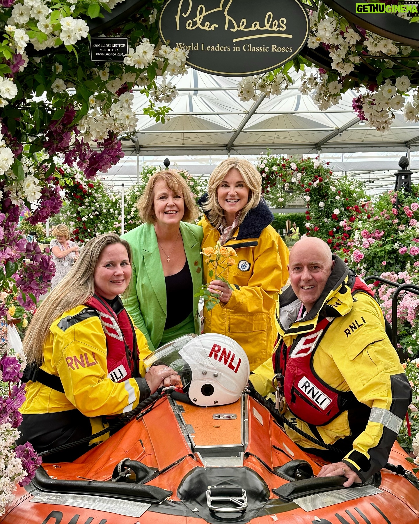 Anthea Turner Instagram - Few pictures here to show you one of my big reasons for popping over to @rhschelsea this year. It was to help champion rose breeder Ian Limmer of @peterbealesroses launch his new baby. This beautiful cluster rose called ‘With Courage’ will help raise ‘hopefully’ around 40k for the @rnli As you know, Blue Peter has a long history of support for the RNLI During my time on the show I took part in many of their training exercises, so many in fact I had my own uniform!! 30 years later I wore it proudly again and for the last time as I’ve donated it compleat with badges to the RNLI Museum in Tenby Pembrokeshire - The place aged 6 with Dad I watched my first launch. It’s not there yet but when it is I’ll feel very proud 😊 Obviously the BP fam were also there to help and just great to be with @lindseyjrussell and @missjanetellis Also a delight to meet another supporter @joannascanlanofficial 🎭 What a team !!🌺🌺🌺🌺