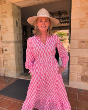 Anthea Turner Instagram - Feeling pretty in pink completely loving this gorgeous dress from @aspigalondon such an easy throw on number for holiday. Styled with of course a hat (which u will wear at all given opportunities) who doesn’t love a hat on holiday?

Pictures taken when filming @mistralsinglesgr in Crete last week 🇬🇷

Dress - @aspigalondon 
Flip flops - @havaianas